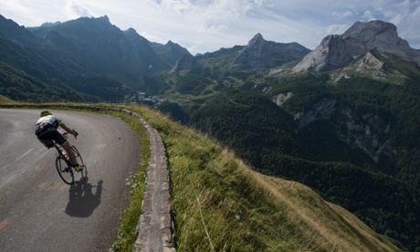 Christian Haettich shows his descent skills on the Haute Route Pyrenees