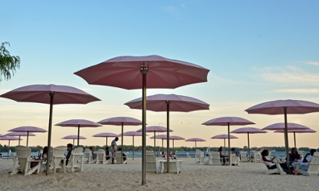 Sugar Beach, a constructed urban space on a jetty just off Queen’s Quay in Toronto.