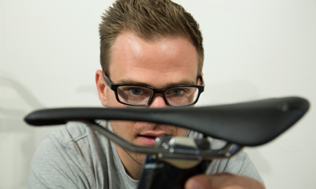 Morgan Lloyd installing Helen Pidd's new Bontrager Ajna saddle at CycleFit in Manchester.