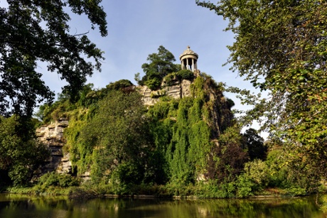 The rotunda on L’île du Belvédère, Parc des Buttes, Chaumont, Paris.