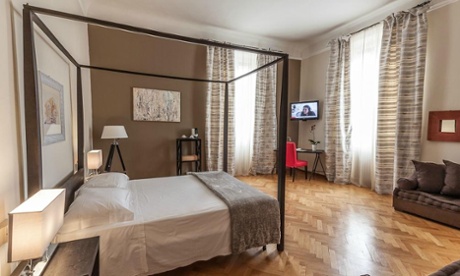 One of four ensuite rooms in earth towns with a modern four-poster bed and flatscreen TV at the Opera B&B.
