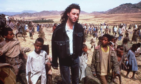 Mandatory Credit: Photo By REX FEATURESBOB GELDOF WALKING WITH CHILDRENBOB GELDOF IN ETHIOPIA, AFRICA - 1985AFRICA FAMINE LIVEAID RELIEF LIVE AID