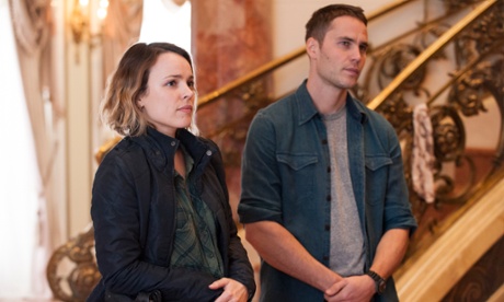 Ani Bezzerides (Rachel McAdams) and Paul Woodrugh (Taylor Kitsch) in True Detective