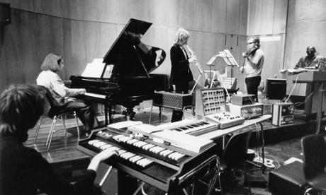 Intermodulation: Robin Thompson, soprano saxophone, Roger Smalley, piano, Peter Britton, synthesizer, and Tim Souster, viola, at King’s College, Cambridge, in 1970.