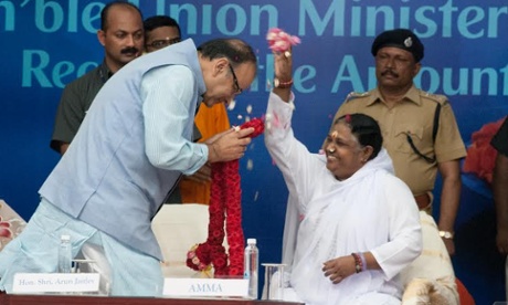 Mātā Amṛtānandamayī presents Arun Jaitley, India's minister of finance with her donation to build toilets in villages along the Ganges.