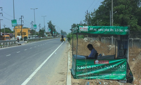 A makeshift property office on the highway outside Delhi.