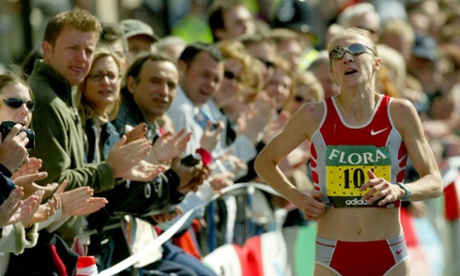 Crowds applaud Paula Radcliffe