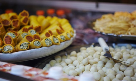 BM59W4 Mini cannelloni in a shop in Milan, ItalyminicannellonishopmilanitalyitalianfoodbreakcanellonicannellonicannelloniscannelonicolourcolorcreamcheesecuisineculinaryculturedestinationeuropefoodfoodsfreshnessGAPgastronomygroceriesgroceryhealthfulhealthyholidayholidaysitalianItalyitalylittlelocationLombardymilanMilanomininourishnutritiouspastapastaspilepilesplaceplateretailricottashopsightseeingsmallstoretomatotourtourismtourismstraveltravelstriptripstubetubesuncookedvacationvacationsvisitvisitsworld