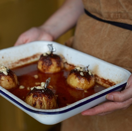 A tray of baked apples