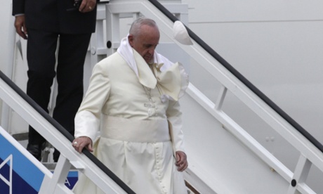 The moment when the wind carried off Pope Francis' cap