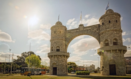 A bus passes the Arc of Córdoba