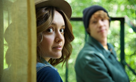 Olivia Cooke as Rachel and Thomas Mann as Greg in Me and Earl and the Dying Girl.