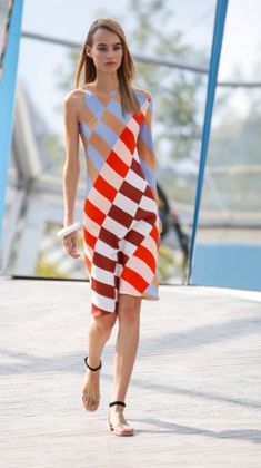 Asymmetic sleeves on the Jonathan Saunders catwalk.