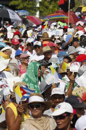 Cubans shelter from the scorching heat in Holguín