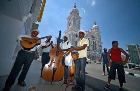 Musicians play in Santiago