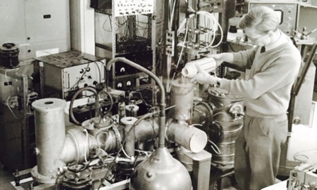 Mike Pendlebury measuring the strength of atomic magnets in the physics lab at Sussex