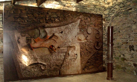 Kurt Schwitters’ Merz Barn showing photographic reproduction of the original artwork. 