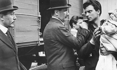 Franco Interlenghi, right, with Paolo Stoppa in Processo alla Città (The City Stands Trial, 1952), directed by Luigi Zampa.