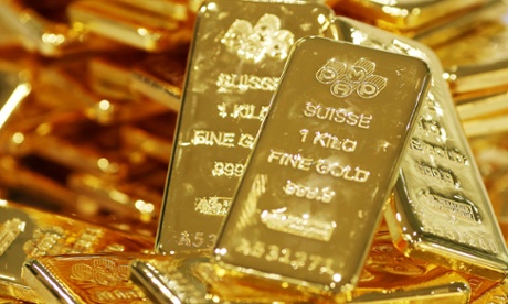 Gold prices edge lower as investors move back to riskier assets.