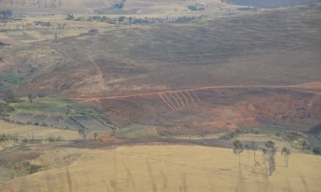 A deforested landscape that is typical of central Madagascar. Loss of trees has resulted in erosion problems in the country as well as biodiversity declines. 