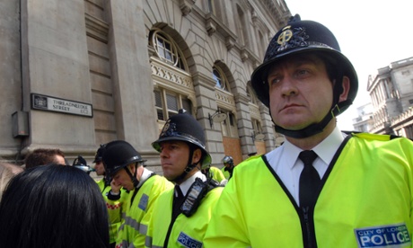 BAGMTC G20 Summit, London, Britain, UK. G20SummitLondonpolicepolicingprotestG20SummitLondonpolicepolicingprotestprotestorprotestorscapitalcitycitiesmeetingEnglandEnglishUKUnitedKingdomGreatBritainBritishEuropeanEuropeEUGBEEClinekettlingtactictacticsThreadneedlestreetpeopleperson