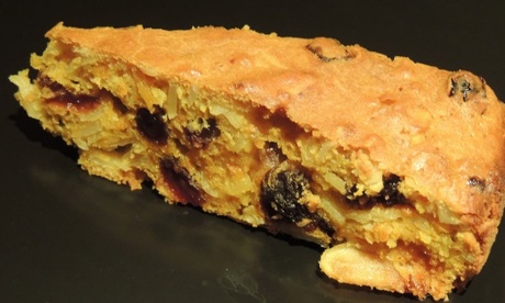 Carrot cake with almonds and raisins