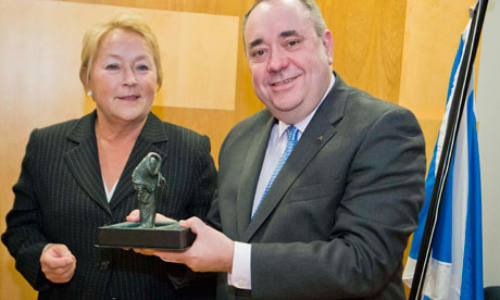 Pauline Marois presents a sculpture to Alex Salmond