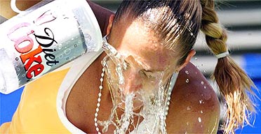 Mary Pierce pour water on her face