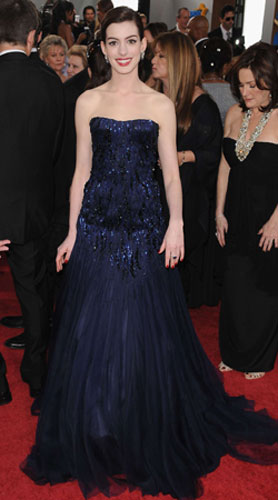 Gallery Golden Globes Outfits: Anne Hathaway