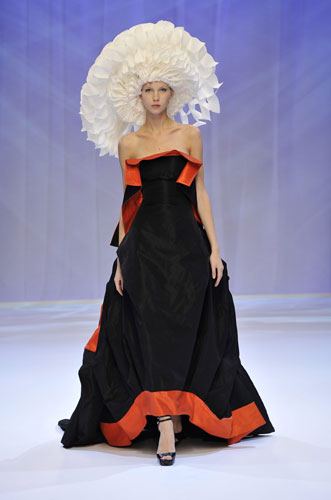 Paris fashion Thurs: A model wears Hiroko Koshino