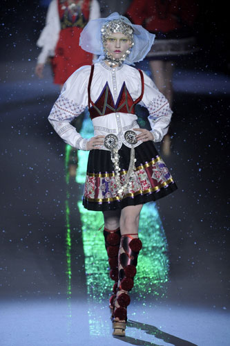 Hair accessories: John Galliano: Paris Fashion Week Ready-to-Wear A/W 09