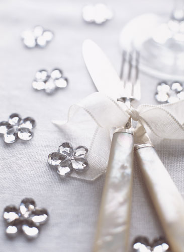 Christmas tables: Silver scatter flowers
