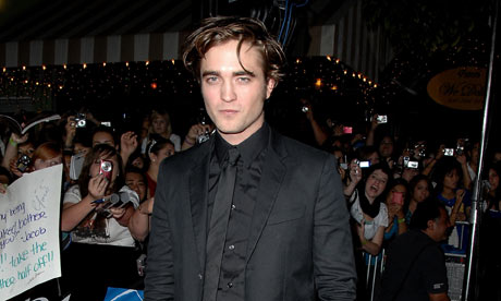 robert pattinson twilight premiere. Robert Pattinson at the