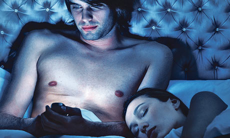 Man using mobile phone in bed Mobiele telefoon ook naar bed?