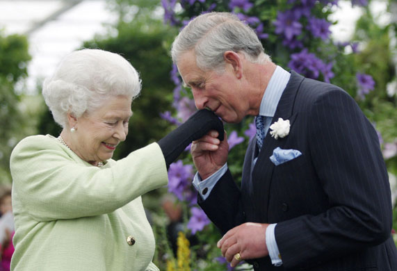 Chelsea weird stuff: Prince Charles kisses the hand of Queen Elizabeth