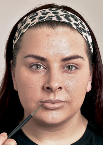 Lauren Luke: Lauren Luke applying lipstick