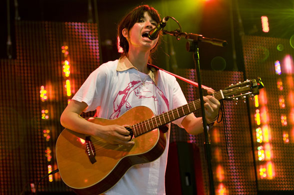 Komodo : Emmy the Great wears Komodo's John Peel T-shirt