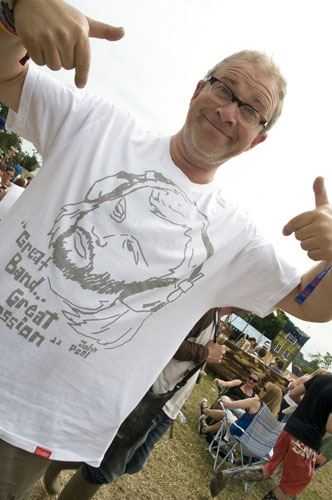 Komodo : Harry Enfield wears Komodo's John Peel T-shirt