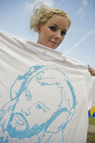 Komodo : Little Boots with Komodo's John Peel T-shirt