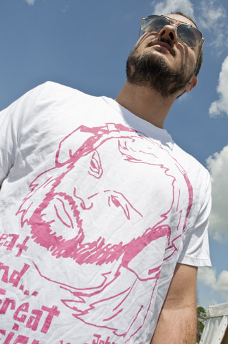 Komodo : Zane Lowe wears Komodo's John Peel T-shirt