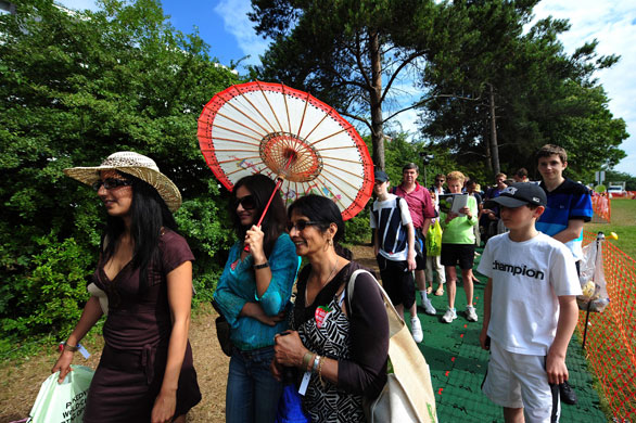 Wimbledon fashion: Queueing to get into Wimbledon