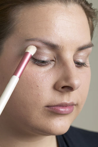 Lauren Luke: Lauren Luke applies primer