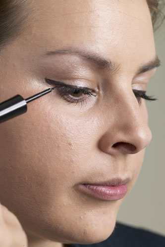 Lauren Luke: Lauren Luke applies eye liner