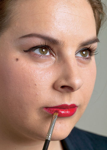 Lauren Luke: Lauren Luke applies lip colour