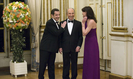 Nicholas Sarkozy and Carla Bruni greet Shimon Peres at the Elysée palace