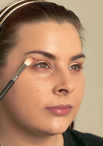 Lauren Luke bronzing: Lauren Luke applies eye shadow