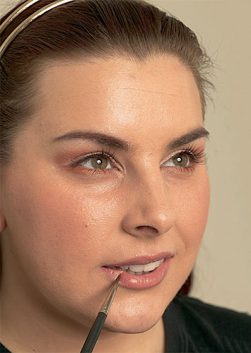 Lauren Luke bronzing: Lauren Luke applies lipstick