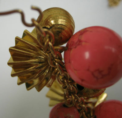 Homemade jewellery: Thread the chain