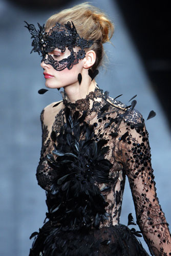 And just like Elie Saab, lots of lace and feathers, but this time in black And just like Elie Saab, lots of lace and feathers, but this time in black