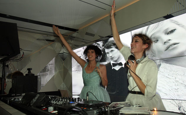 Burberry: Agyness Deyn and Alexa Chung DJing at the Burberry afterparty